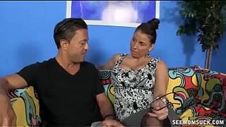 Распутная мама сосет хуй - порно видео