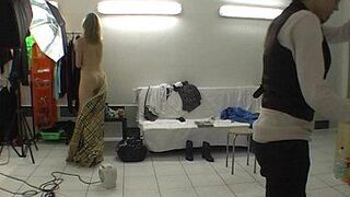 Развлечение за кулисами с настоящей чешской блондинкой - порно видео