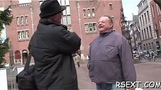 Сексуальная тощая проститутка садится на большую ручку и дико скачет на нем - порно видео