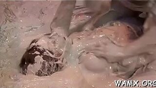 Сексуальная автомойка с влажным взглядом, ххх игра - порно видео