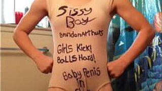 Сисси-бой Брэндон сосет член - порно видео