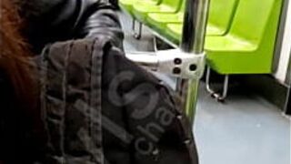 Запрещен секс с фанатом в общественном транспорте, поиграйте, пока не удалили!!! - порно видео
