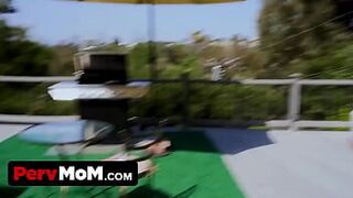 Трахаю мачеху моего друга - порно видео