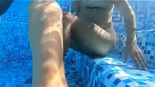 В бассейне и внутри моей киски – вкусный кримпай - порно видео