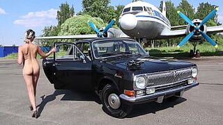 Советский самолет, черная Волга и обнаженная модель - порно видео