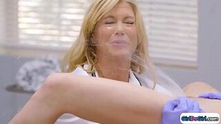 Ничего не подозревающий доктор сквиртует ей в лицо - порно видео