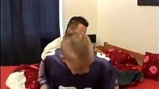 Летний лагерь порка трубы гей ХХХ, когда прибывает красивый панк-парень - порно видео