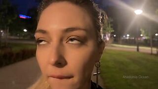 Уличный пикап бессовестной шлюхи. Незнакомец разминает ее сиськи прямо в общественном парке. - порно видео