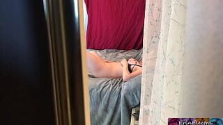 Племянник зятя пойман за подглядыванием и трахает похотливую тетю зятя - Эрин Электра - порно видео