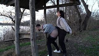 Публичный минет и трах страпоном у озера - порно видео