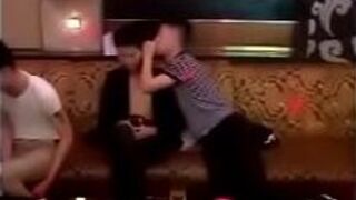 Китайские мальчики в клубе - порно видео