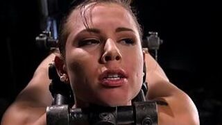 Наклоненную брюнетку выпороли в устройстве - порно видео