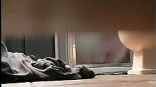 Скрытая камера мастурбации жены с ее насадкой для душа - порно видео