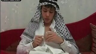 Арабский принц, горячий парень, кончил - порно видео