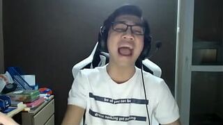 Даже писает тоже - порно видео