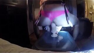 Твинк, скачет на компакт-дисках, скачет на дилдо, писает и кончает, камшоты на лицо - порно видео