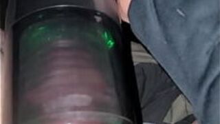 Использование новой игрушки, чтобы помочь кончить - порно видео