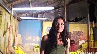 Горячая латинская официантка трахает своего клиента - порно видео