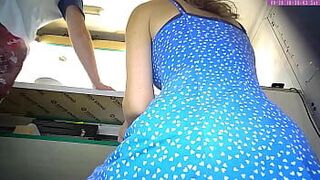 Мою супер горячую сводную сестру сняли под юбкой на работе перед скрытой камерой. - порно видео