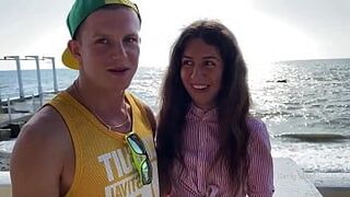 Куколд наблюдает, как его шлюшка жена трахается с незнакомцем и незнакомец кончает в рот куколду - порно видео