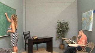 Пытка яиц и минет с отрывом члена в классе - порно видео