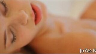 Соло-девка засовывает пальцы в вагину - порно видео