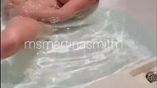 Посыльный получил грязный минет в качестве чаевого в отеле в Канкуне - порно видео