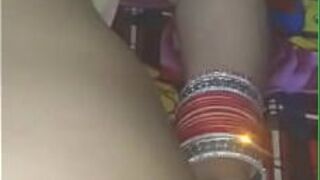 Рошни делает массаж большой задницы перед трахом - порно видео