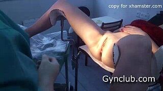 Девушка в красном платье у гинеколога - порно видео