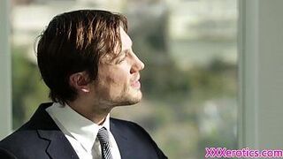 Офисный секретарь скачет на члене своего босса на столе - порно видео