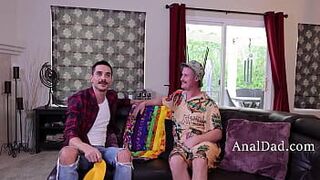 Просто веселый семейный тройничок - порно видео