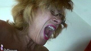 Толстая бабушка и толстая зрелая мастурбируют киску вместе - порно видео