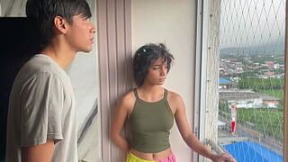 Пара сводных братьев-латиноамериканцев впервые занимается сексом, спрятавшись от отчимов. Он кончает ей в рот. - порно видео