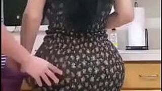 Молодые со своей мамой - порно видео