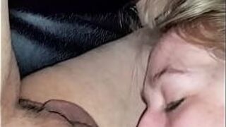 Лаура Мартин сосет член - порно видео