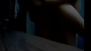 Китайский секс Молодая женщина изменяет, что ее так глубоко трахнули, что она попала в матку - порно видео