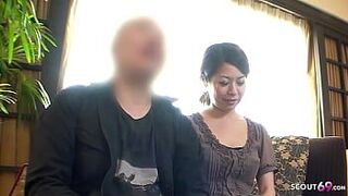 Японская пара разговаривает с кримпаем, трахает жену, пока мужу приходится смотреть - порно видео