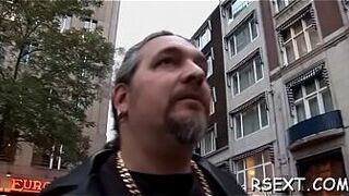 Зрелая проститутка спускается и сосет член, прежде чем вылизали - порно видео