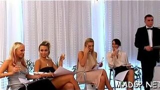 Группа крошек-лесбиянок, ищущих развлечения, устраивает похотливую оргию - порно видео